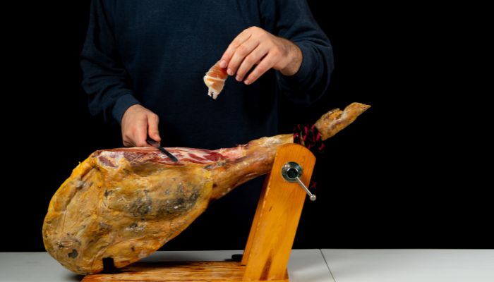 maestro jamonero cortando jamon