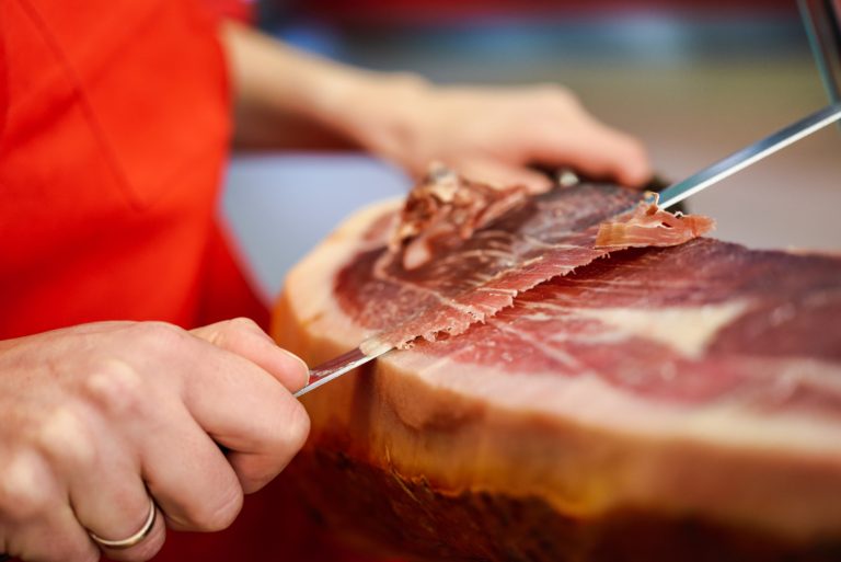 Descubre qué factores influyen en el precio de un jamón ibérico: raza, alimentación, curación, origen, peso y secadero. Guía de Selección Artesana.