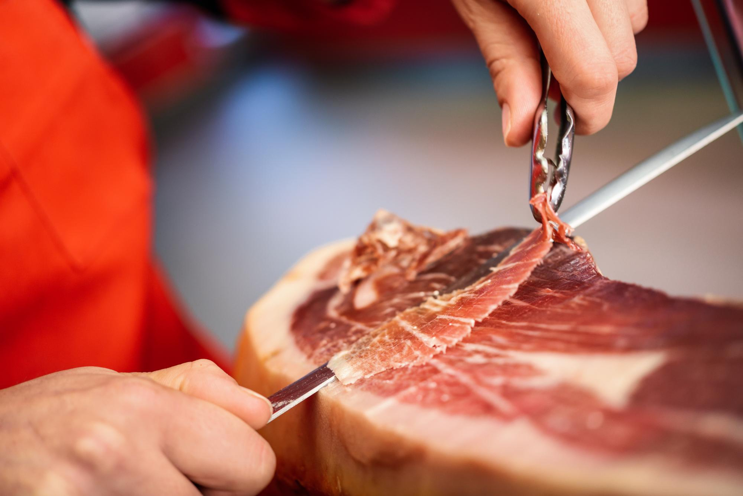Descubre qué factores influyen en el precio de un jamón ibérico: raza, alimentación, curación, origen, peso y secadero. Guía de Selección Artesana.